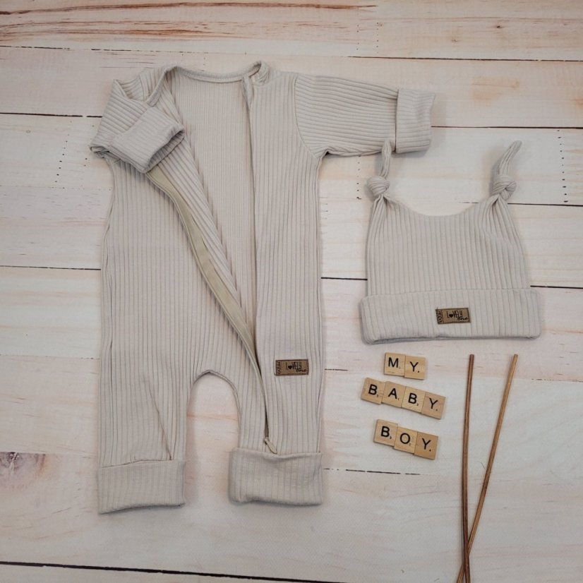 Letný rebrovaný bavlnený overal na zips + čiapka pre chlapca (74-86) Beige Charm od značky Kazum - Veľkosť: 74 (6-9m)