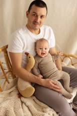 3-dielna rebrovaná súpravička NATURAL HARMONY – body s bočným zapínaním, polodupačky a čiapočka – cappuccino od značky Makoma