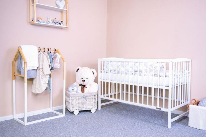 Detský eshop - Detská postieľka LILLY so sťahovacou bočnicou biela