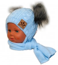 Detský eshop: Zimná čiapočka so šálom - chlupáčkové bambuľky - modrá, šedé bambuľky, značka Baby Nellys