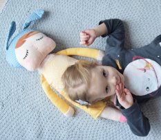 Detský eshop: Handrová bábika metoo xl s uškami v žltých šatičkách, 70cm