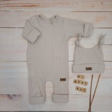 Letný rebrovaný bavlnený overal na zips + čiapka pre chlapca (74-86) Beige Charm od značky Kazum