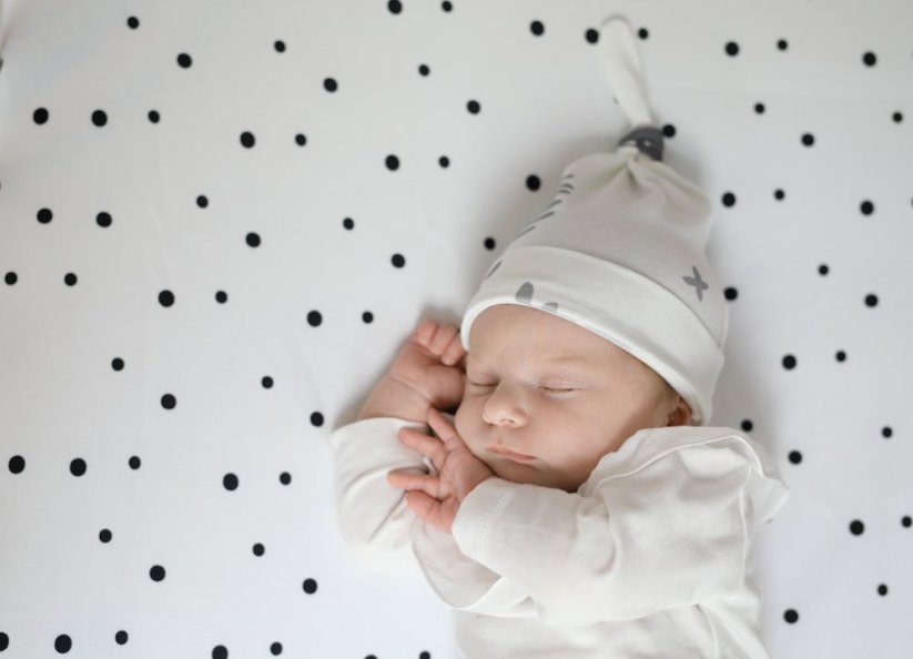 Detský eshop - Dětské čepice 2-4 měsíce - sada dvou kusů pastelová šedá/šedé tečky