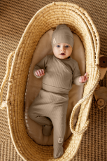 3-dielna rebrovaná súpravička NATURAL HARMONY – body s bočným zapínaním, polodupačky a čiapočka – cappuccino od značky Makoma
