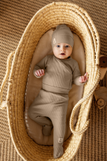 3-dielna rebrovaná súpravička NATURAL HARMONY – body s bočným zapínaním, polodupačky a čiapočka – cappuccino od značky Makoma