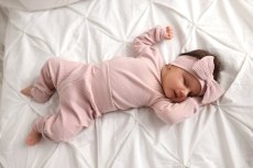 3-dielna rebrovaná súpravička NATURAL HARMONY – body s bočným zapínaním, polodupačky a čiapočka – ružová od značky Makoma