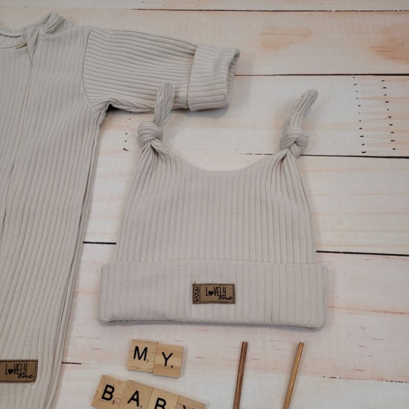 Letný rebrovaný bavlnený overal na zips + čiapka pre chlapca (74-86) Beige Charm od značky Kazum - Veľkosť: 74 (6-9m)