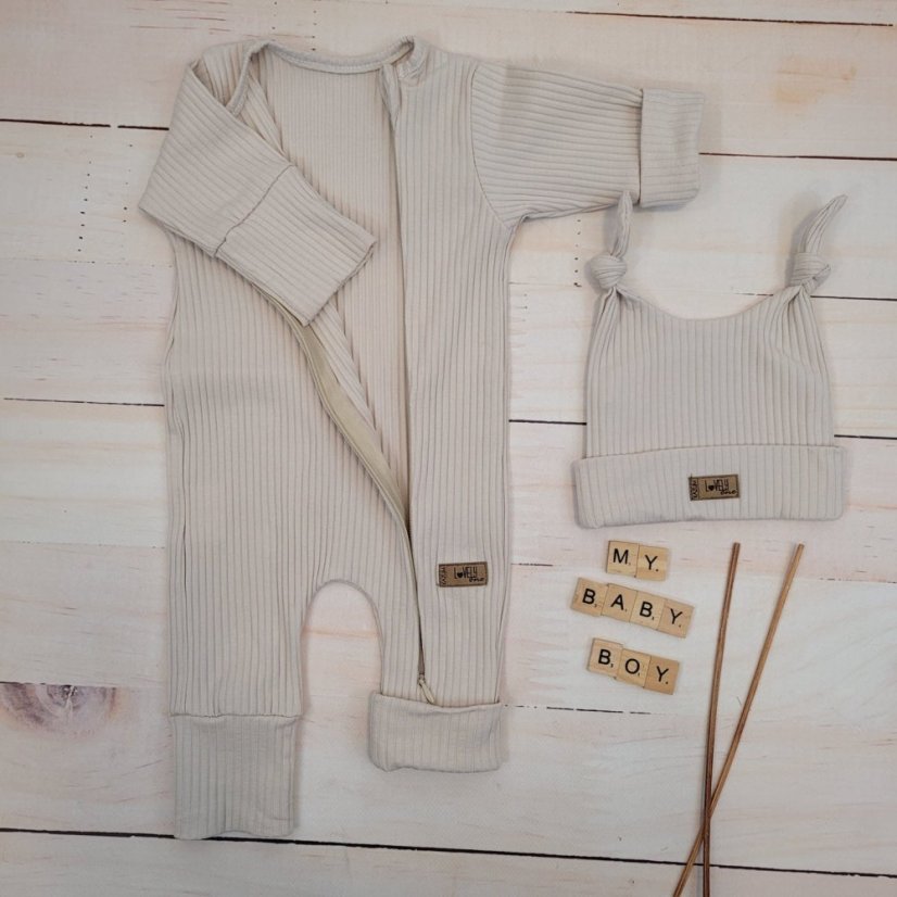 Letný rebrovaný bavlnený overal na zips + čiapka pre chlapca (74-86) Beige Charm od značky Kazum - Veľkosť: 74 (6-9m)