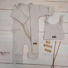 Letný rebrovaný bavlnený overal na zips + čiapka pre chlapca (74-86) Beige Charm od značky Kazum