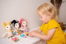 Detský eshop: Mäkká handrová bábika maja s blond vláskami, značka Hencz Toys