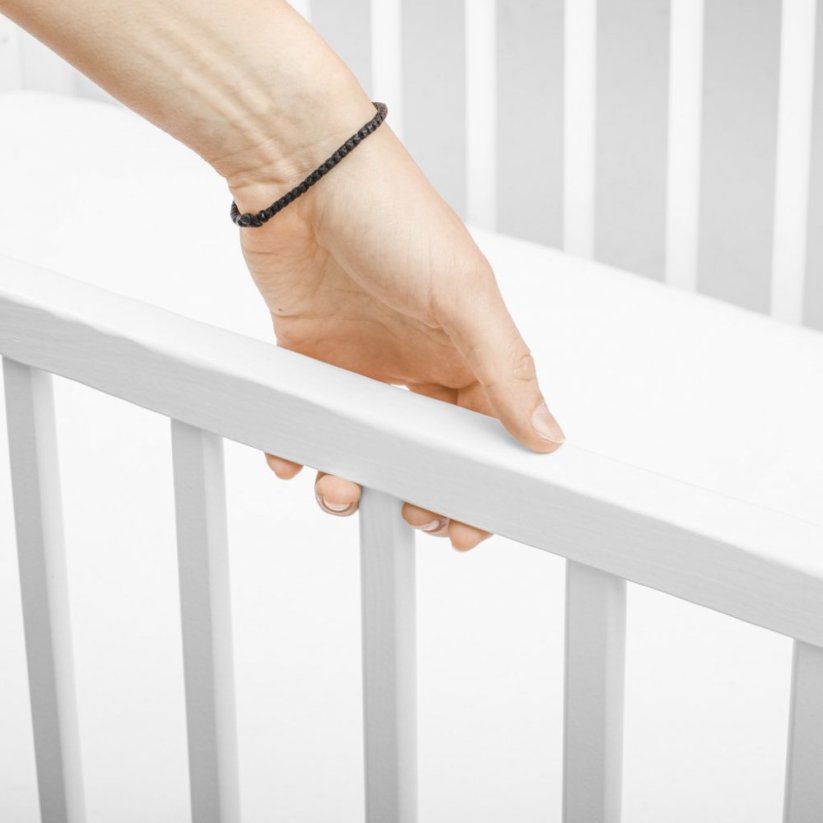 Detský eshop: Detská postieľka New Baby LILLY so sťahovacou bočnicou a šuplíkom biela