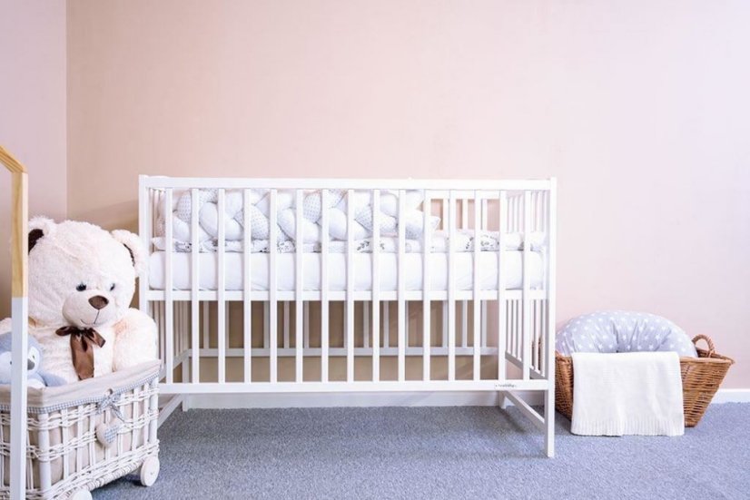 Detský eshop - Detská postieľka LILLY so sťahovacou bočnicou biela
