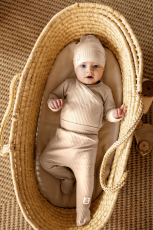 3-dielna rebrovaná súpravička NATURAL HARMONY – body s bočným zapínaním, polodupačky a čiapočka – svetlo béžová od značky Makoma