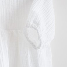 Detský eshop - Dojčenské mušelínové šaty s dlhým rukávom Elizabeth biela