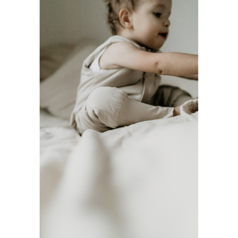 Celoročný spací vak s nohami MELANGE GREY/MINT, veľkosť XS (6-12m), sivá/mätová, od značky Sleepee