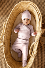 3-dielna rebrovaná súpravička NATURAL HARMONY – body s bočným zapínaním, polodupačky a čiapočka – ružová od značky Makoma