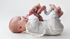 Detský eshop: Závesná edukačná hračka hencz toys s hrkálkou a zrkadielkom - psík, špirálka -púdrová